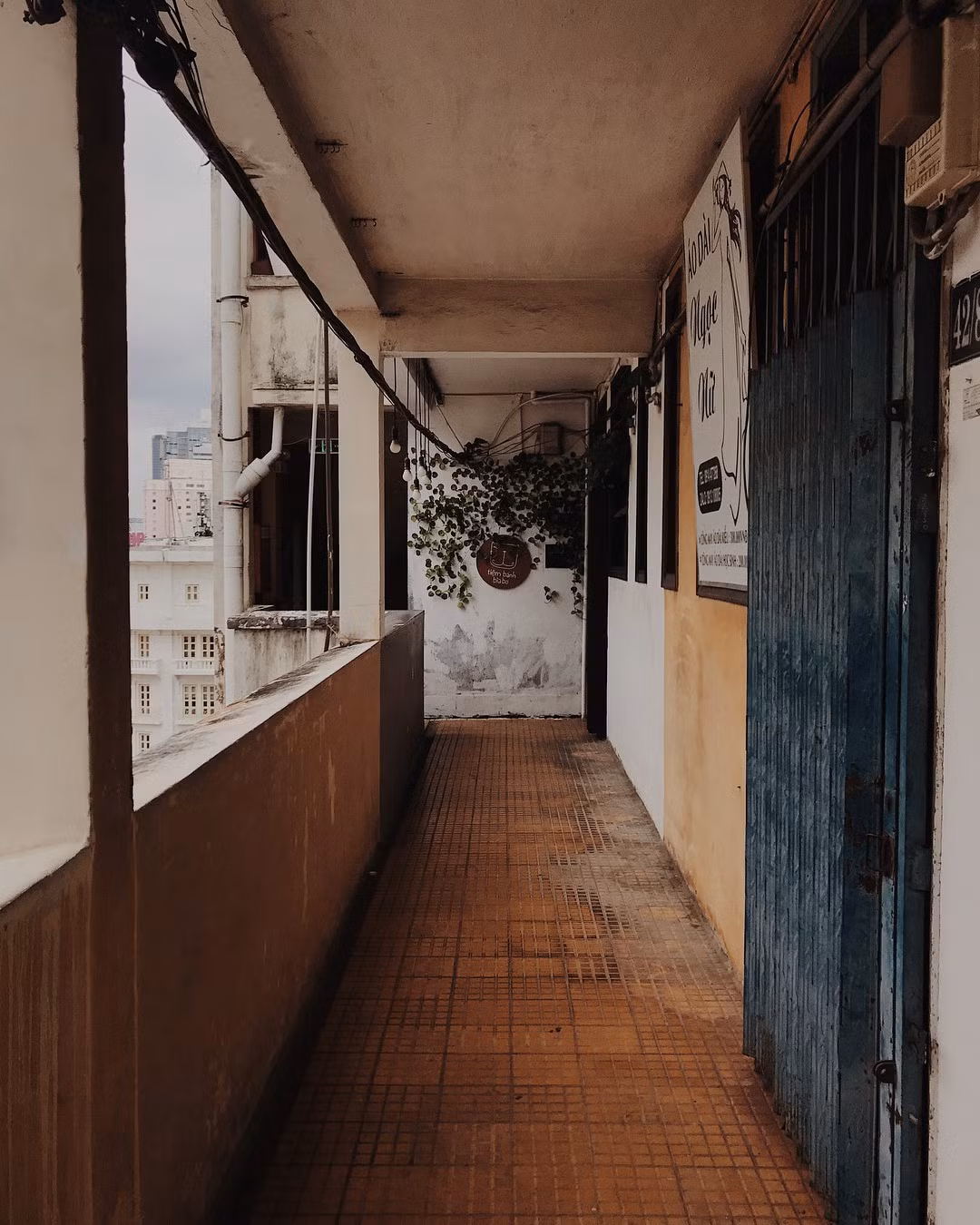 Một góc khác đã nhuốm màu thời gian của khu chung cư cũ. Ảnh: @kayanejchan.