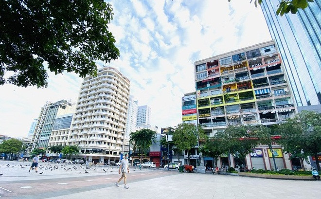 Nằm giữa những tòa nhà hiện đại khang trang song tòa chung cư cũ vẫn thu hút sự chú ý của nhiều người bởi hàng loạt nhà hàng, quán cà phê. Ảnh: Tiền phong.