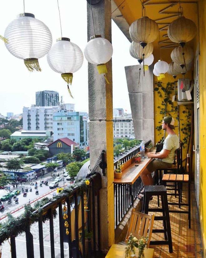 Bên trên có rất nhiều chỗ ngồi, có người đến đây để làm việc, có người đến hẹn hò cùng bạn bè và không bao giờ quên chụp một bức ảnh kỷ niệm. Ảnh: Tiin.