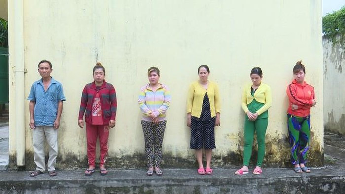 Tam giu 6 doi tuong danh dap, nhot nu tiep vien karaoke vi… ghen