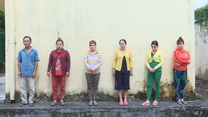 Tam giu 6 doi tuong danh dap, nhot nu tiep vien karaoke vi… ghen