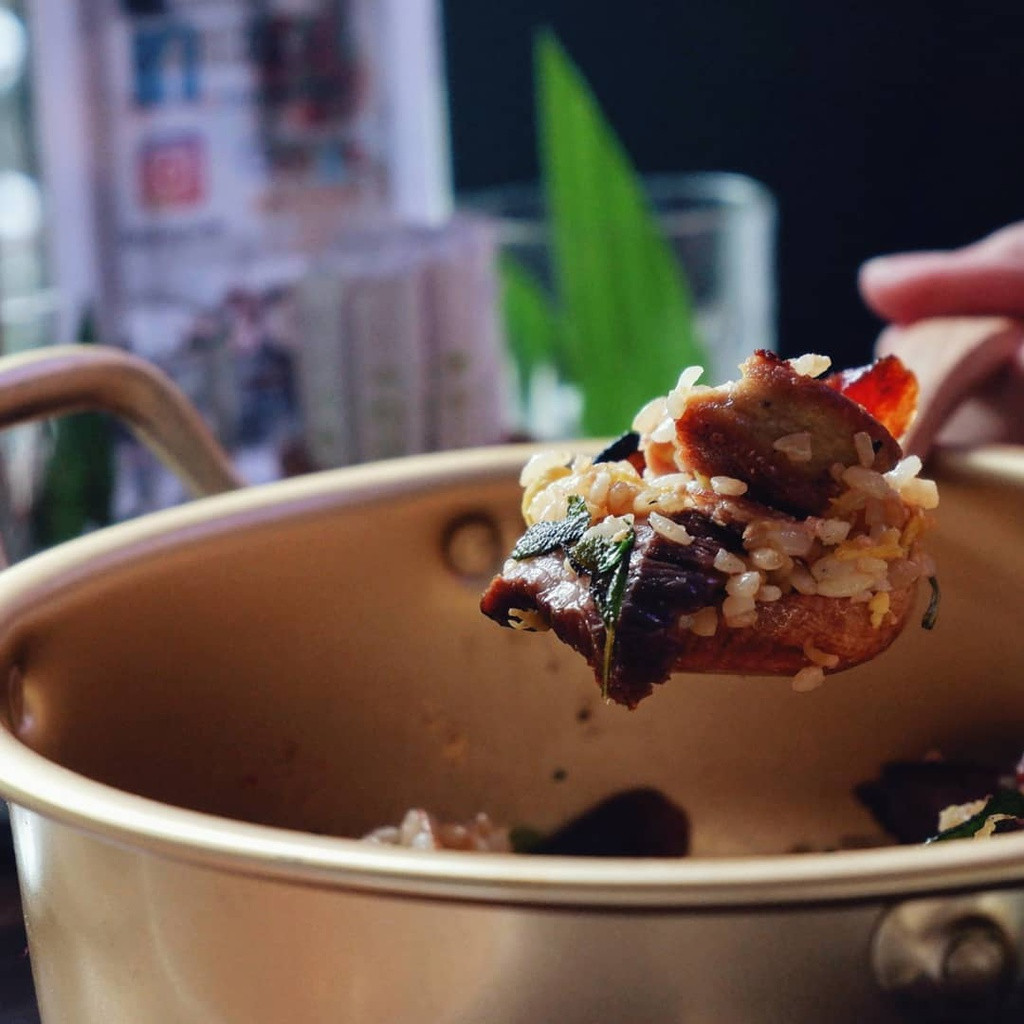 Cơm chiên Tỷ Phú được chế biến từ những nguyên liệu đắt đỏ như gạo Nhật,bò Mỹ Black Angus,gan ngỗng, nấm Truffles, lạp xưởng Hong Kong cùng một miếng vàng dát mỏng phủ lên trên. Ảnh:Anxoancyrus.