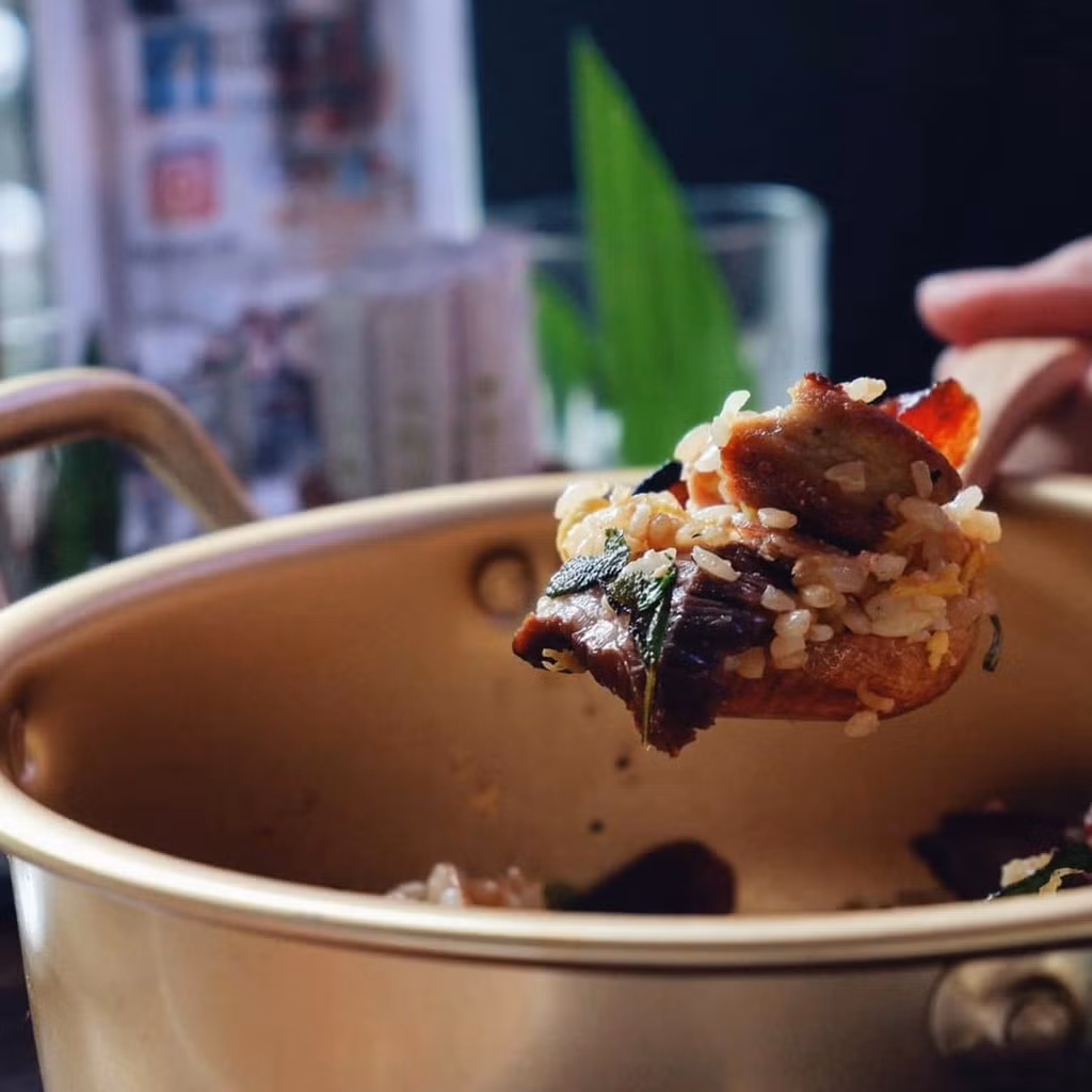 Cơm chiên Tỷ Phú được chế biến từ những nguyên liệu đắt đỏ như gạo Nhật,bò Mỹ Black Angus,gan ngỗng, nấm Truffles, lạp xưởng Hong Kong cùng một miếng vàng dát mỏng phủ lên trên. Ảnh:Anxoancyrus.