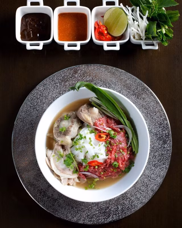 Theo giới thiệu của nhà hàng, nguyên liệu tạo nên bát phở bao gồm đuôi bò Úc, thịt bò Wagyu , bánh phở và rau gia vị. Trong đó, bò Wagyu được mệnh danh là "thịt bò ngon nhất thế giới", được xem là cực phẩm của người Nhật. Ảnh: @letrung_347