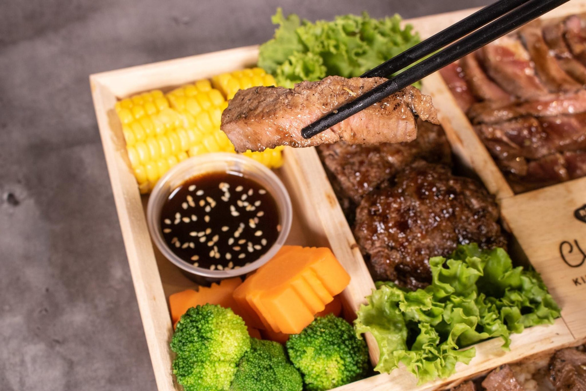 Khác với những suất cơm văn phòng thông thường, hộp cơm 29 triệu đồng có thành phần chủ yếu là thịt bò Kobe A5, giống bò đắt nhất thế giới với giá bán hiện tại khoảng 14.500.000 vnđ/kg. Lượng bò sử dụng trong suất cơm này vào khoảng 1,5 kg. Ảnh: Dân Việt