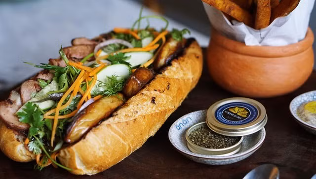 Theo nhà hàng, chiếc bánh mì được làm từ nguyên liệu đắt đỏ, với phần nhân là sự kết hợp giữa gan ngỗng béo và sườn heo nướng. Mỗi chiếc bánh mì, nhà hàng dùng khoảng 4 miếng gan ngỗng khoảng 40 gram/ miếng. Ảnh: Vice.