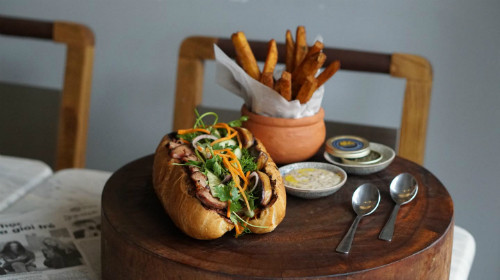 Tuy nhiên, năm 2017, không ít người phải bất ngờ khi một nhà hàng trên đường Tôn Thất Đạm, quận 1, TP HCM, mới ra mắt món bánh mì 100 USD (hơn 2,2 triệu đồng). Ảnh: Vice.