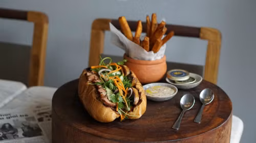 Tuy nhiên, năm 2017, không ít người phải bất ngờ khi một nhà hàng trên đường Tôn Thất Đạm, quận 1, TP HCM, mới ra mắt món bánh mì 100 USD (hơn 2,2 triệu đồng). Ảnh: Vice.