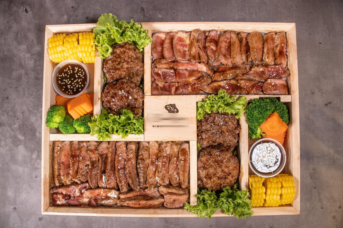 Tháng 8/2020, cộng đồng mạng xôn xao với hộp cơm có tên “Kobe Gangnam” được một nhà hàng chào bán với mức giá đắt đỏ lên tới 29 triệu đồng/ hộp. Ảnh: Dân Việt