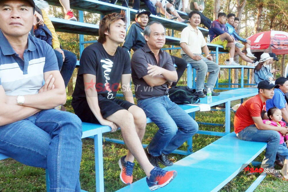 Bầu Đức cũng nổi tiếng là người sống giản dị, thân thiện. Chiều 2/3, bầu Đức đã gặp trực tiếp Tuấn Anh để nói những lời động viên, sau khi rất vui với màn trình diễn ấn tượng của tiền vệ này ở V.League 2019. Ảnh: Saostar.