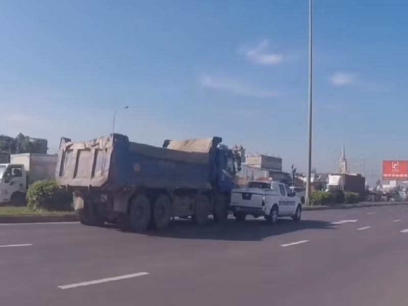 Tai xe xe ben tong xe CSGT Dong Nai roi bo chay khai gi?