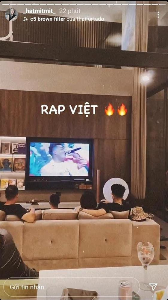 Phòng khách rộng rãi là nơi bạn bè hai vợ chồng Tóc Tiên - Touliver thường tới chơi.