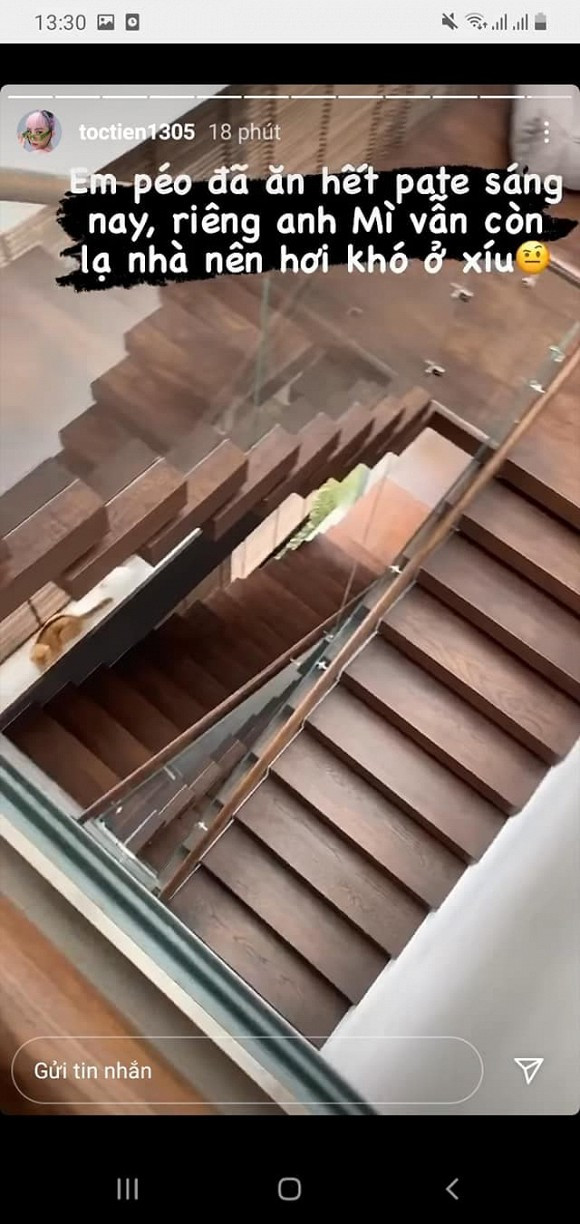 Cầu thang bằng gỗ ấm cúng và sang trọng. Nguồn ảnh: Instagram.