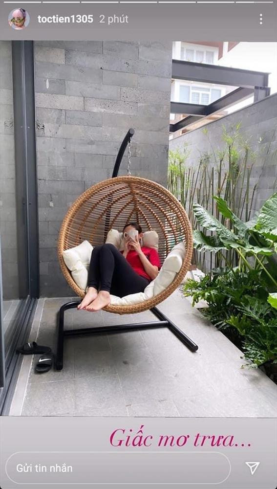 Góc nghỉ ngơi lãng mạn trong nhà được Tóc Tiên tranh thủ check-in.