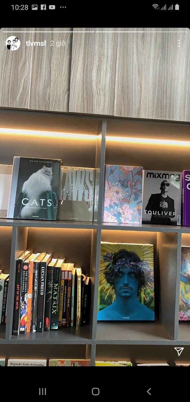 Tủ sách đơn giản nhưng bắt mắt.