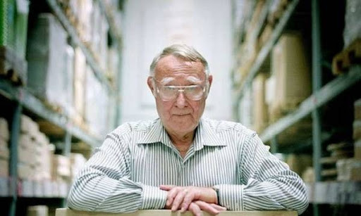 Người sáng lập IKEA, Ingvar Kamprad, nói với Newsweek rằng ông ấy không mặc bất cứ thứ gì không phải từ chợ trời để "làm gương tốt". Trong khi đó, Bill Gates nói với Time rằng ông vẫn đeo một chiếc đồng hồ 10 đô la mặc dù có thể để mua một tủ đầy Rolex.