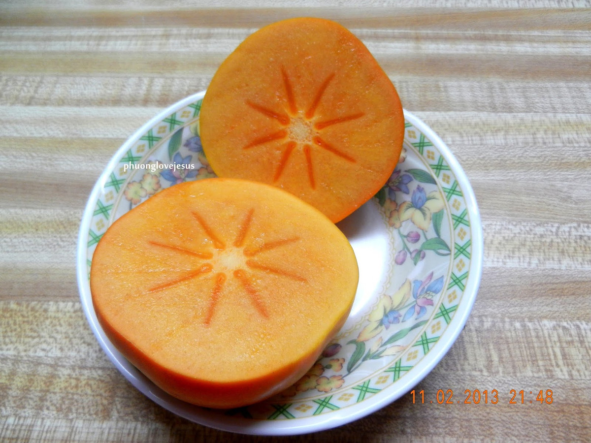 Hồng giòn Fuyu được trồng với nhiều kỹ thuật đặc biệt. Hồng chỉ được thu hái khi đạt các thông số chỉ tiêu mà người trồng đề ra. Ảnh: Facebook.