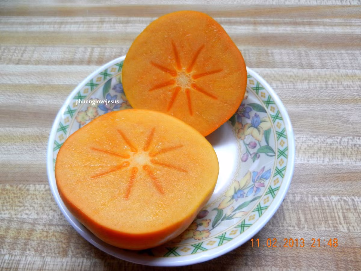 Hồng giòn Fuyu được trồng với nhiều kỹ thuật đặc biệt. Hồng chỉ được thu hái khi đạt các thông số chỉ tiêu mà người trồng đề ra. Ảnh: Facebook.