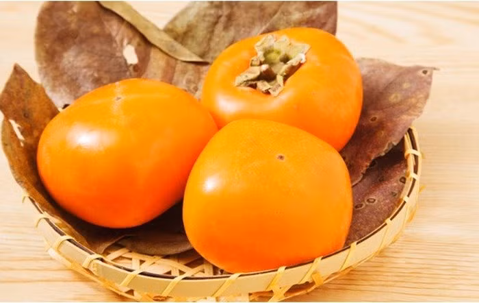 Không chỉ dùng để thưởng thức, nhiều khách hàng còn mua hồng làm quà biếu. Thậm chí có nhiều người còn đặt sẵn tiền chỉ đợi hồng về là cửa hàng ship đến. Ảnh: Facebook.