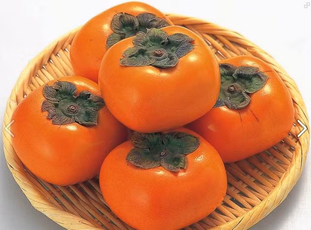 Hồng giòn Nhật Bản nhập khẩu về Việt Nam đang được bán tại Hà Nội với mức giá khá đắt đỏ - gần 1 triệu đồng một kg. Đây là hồng giòn được trồng tại Fuyu, Nhật Bản. Ảnh: Facebook.