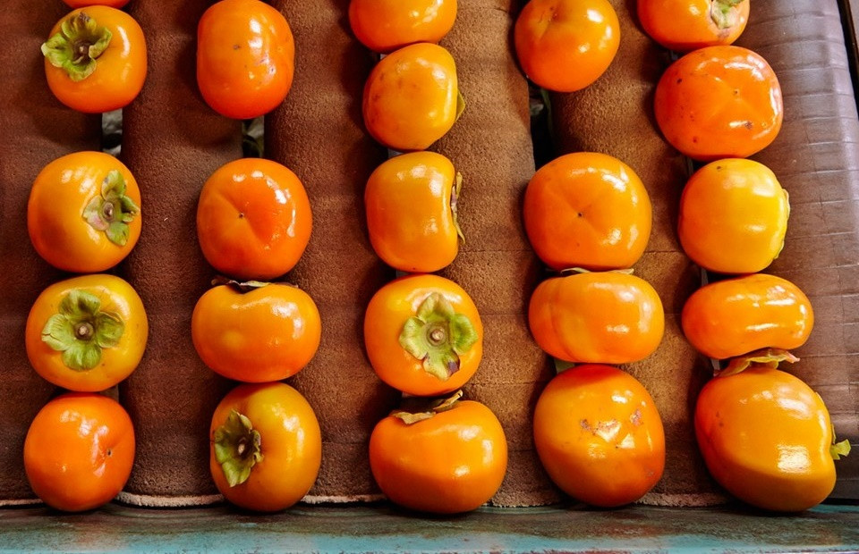 Hồng giòn Nhật Bản vỏ mỏng, màu đỏ và không có hạt nên còn được gọi là hồng mặt trời. Ảnh: Facebook.