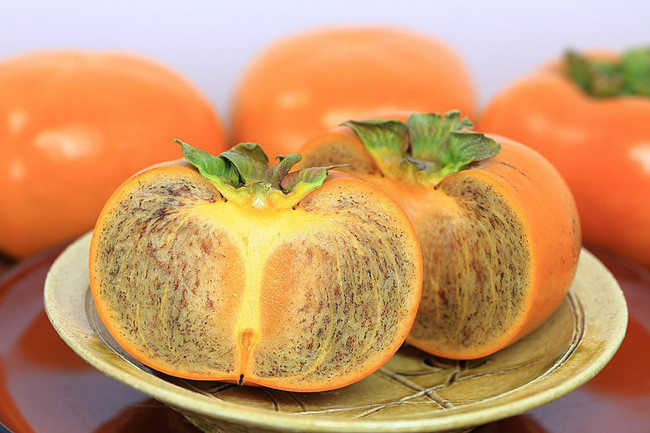 Hồng đen Nhật Bản có giá từ 550.000 - 750.000 đồng/kg, tùy thuộc vào kích thước quả. Mỗi cân từ 3-4 quả hồng, tính ra một quả hồng đen Nhật Bản giá gần 200.000 đồng. Ảnh: Facebook.