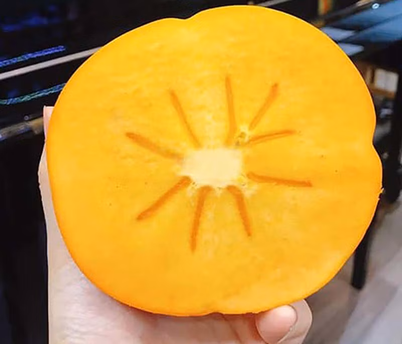 Một hộp Vip 5 quả hồng hồ lô được bán với giá gần 4 triệu đồng/hộp. Dù vậy, lượng khách đặt mua hồng khá lớn. Thậm chí thời điểm này, hồng hồ lô Nhật còn “cháy hàng". Ảnh: FB Khuc Ngoc Anh