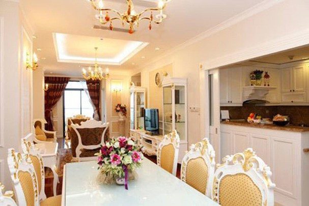 Tường nhà được sơn trắng, sàn gỗ màu nâu và toàn bộ đèn trang trí màu vàng tạo cảm giác ấm áp. Ảnh: Giadinhnet.