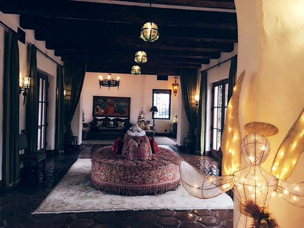 Nội thất biệt thự mang hơi hướng hoài cổ nhưng đầy quý tộc.