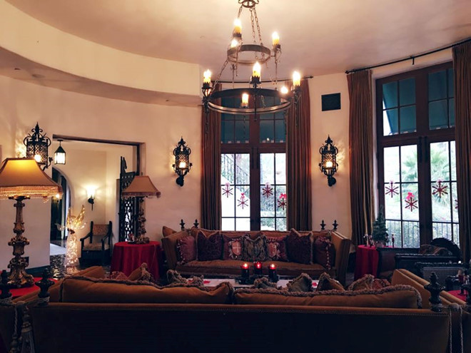 Phòng khách ấn tượng với bộ sofa cổ điển, đèn trang trí cầu kỳ.