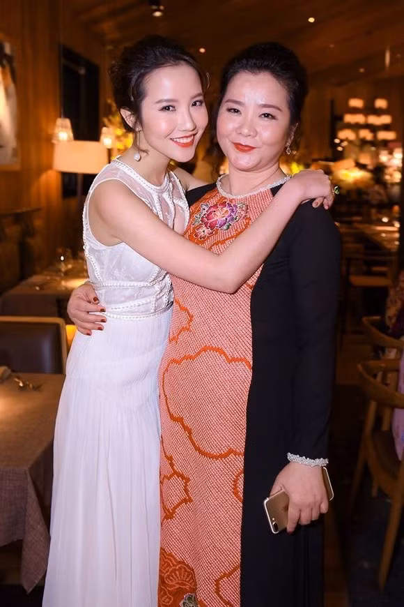 Trong khi đó, Primmy Trương là ái nữ xinh đẹp, con nhà danh giá với trình độ học vấn vô cùng ấn tượng. Cô là con gái của Hiệu trưởng trường John Robert Powers Việt Nam (JRP), một ngôi trường được mệnh danh chỉ dành cho "hội con nhà giàu". Ảnh: Instagram NV