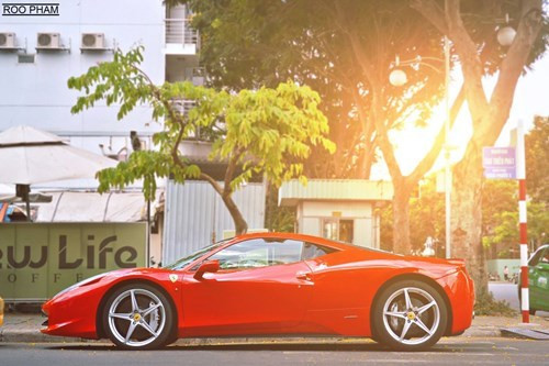 Chiếc xế mà Phan Thành yêu thích nhất và đặt cho nickname "em yêu" là chiếc Ferrari màu đỏ. Chiếc xe này cũng thường xuyên được Phan Thành sử dụng để đưa đón bạn gái nổi tiếng trong các sự kiện. Ảnh: Cafebiz