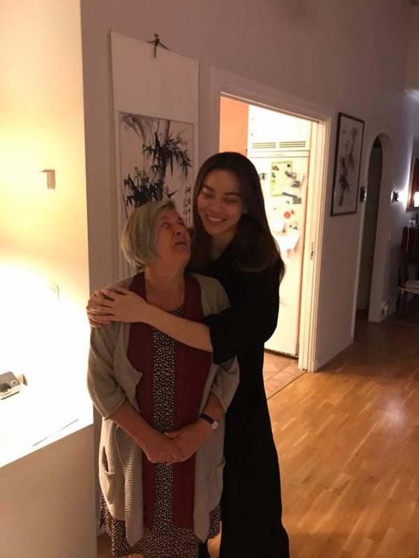 Phòng khách sử dụng chất liệu gỗ vừa tạo cảm giác sang trọng vừa ấm cúng.