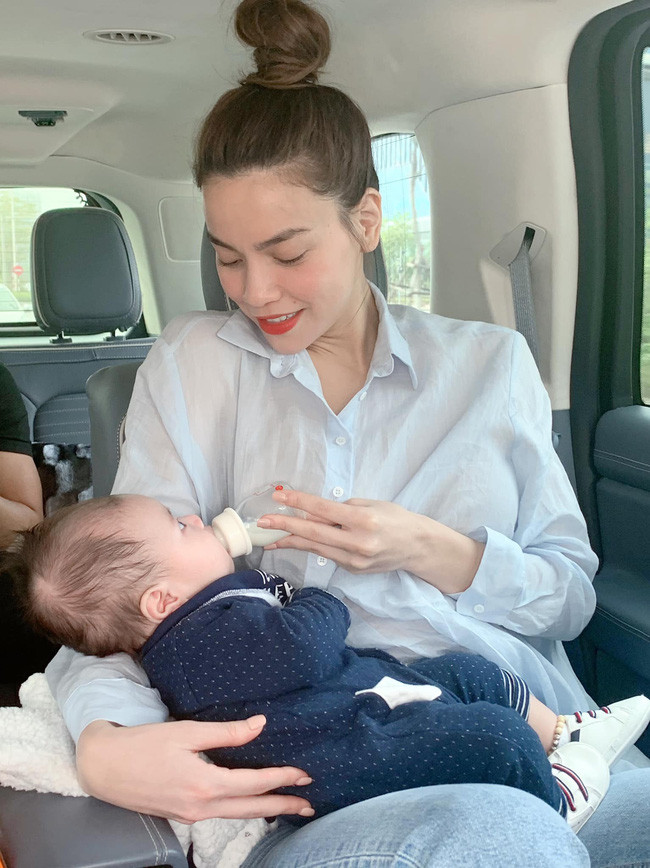 Chẳng phải đến bây giờ mà từ khi chưa chào đời, hai bé sinh đôi nhà Hồ Ngọc Hà - Kim Lý đã được mệnh danh là những nhóc tỳ "ngậm thìa vàng" của làng giải trí.