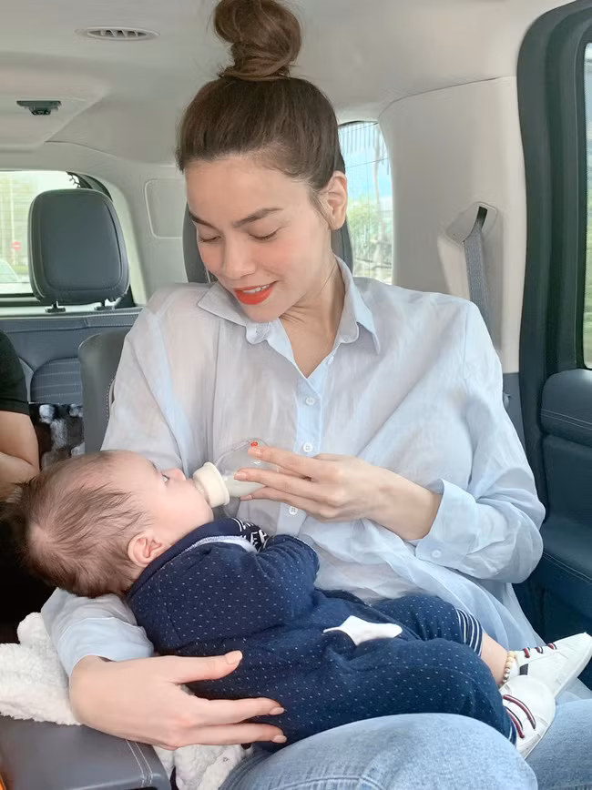 Chẳng phải đến bây giờ mà từ khi chưa chào đời, hai bé sinh đôi nhà Hồ Ngọc Hà - Kim Lý đã được mệnh danh là những nhóc tỳ "ngậm thìa vàng" của làng giải trí.