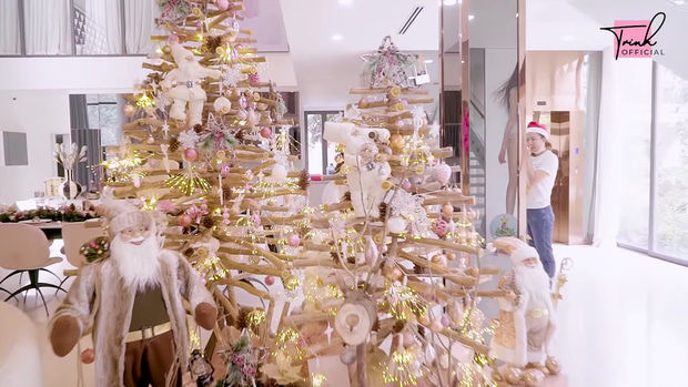 Phòng khách được trang trí công phu.