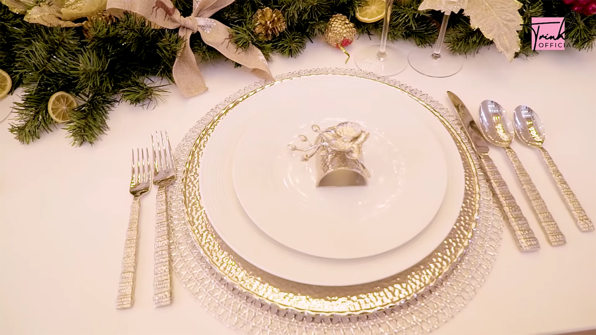 Bàn ăn được trang trí theo kiểu châu Âu, bát đũa theo phong cách hoàng gia.