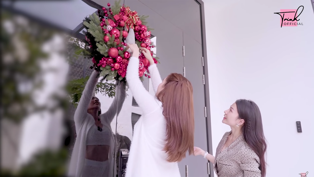 Ngọc Trinh tiết lộ để trang hoàng nhà cửa, cô đã nhờ 5 người phụ giúp.