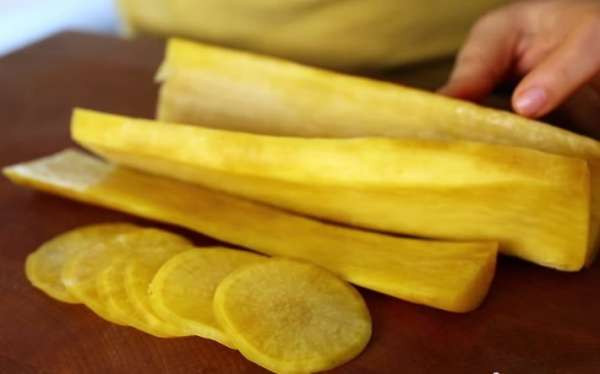 Giống như món dưa muối truyền thống của Việt Nam, củ cải muối xách tay từ Nhật về đang là món ăn khoái khẩu của giới nhà giàu Việt. Ảnh: Genki.