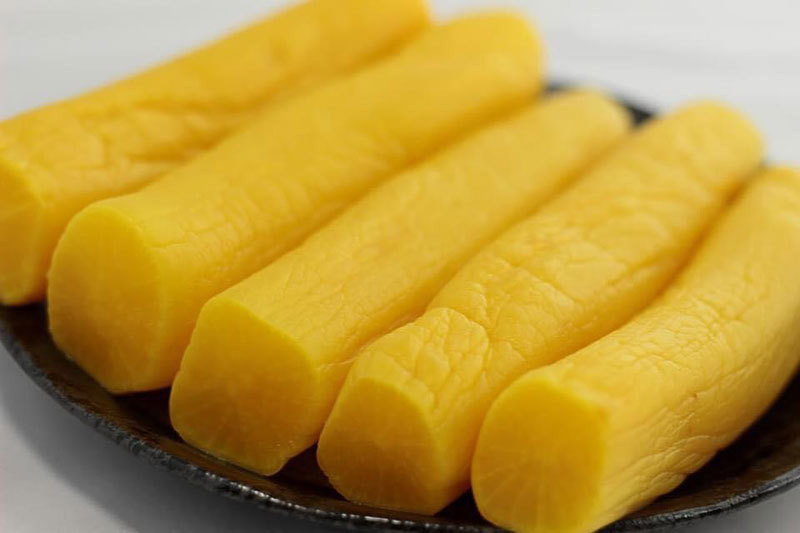 Takuwan là một loại dưa chua, được làm từ củ cải và được ướp muối. Ảnh: Vietnamnet.