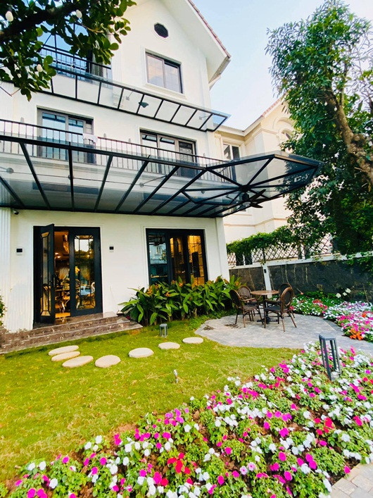 Được biết, Lã Thanh Huyền là người rất yêu không gian xanh tươi, có nhiều cây cỏ hoa lá nên cô "phủ xanh" nhiều mảnh đất bao quanh căn nhà mình.