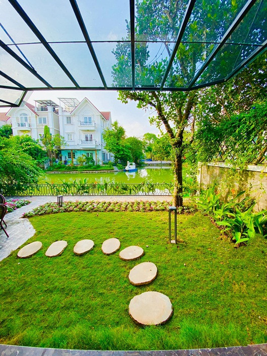 Khoảng sân được bài trí đơn giản nhưng thích mắt của gia đình Lã Thanh Huyền. Có thể thấy, chủ nhân ngôi nhà dành rất nhiều tâm huyết cho không gian xanh của gia đình.