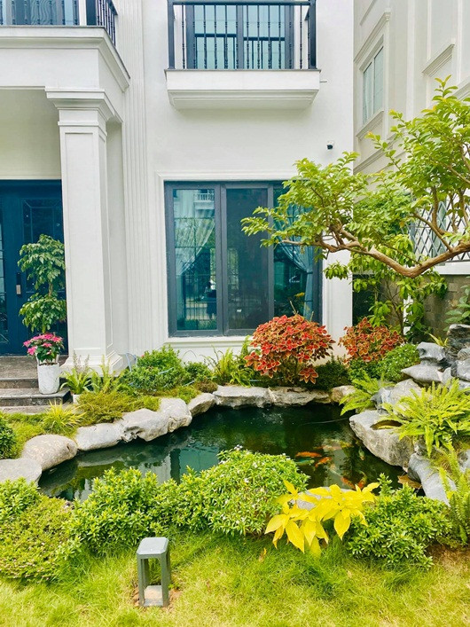 Người đẹp họ Lã chia sẻ: "Vườn trước, vườn sau, vườn trên cao vườn dưới thấp, yêu vườn, yêu cây yêu hoa, yêu cá yêu nước và yêu nhất là cảm giác bình yên".