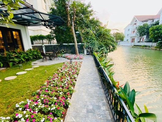 Trước đó, theo những gì Lã Thanh Huyền tiết lộ thì bên trong ngôi nhà cô để lộ vẻ sang trọng, xa hoa. Còn không gian bên ngoài lại rất yên bình, tươi mát.