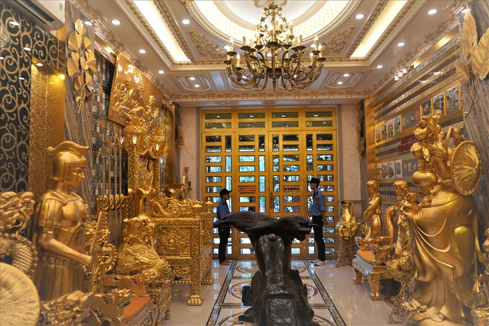 Vừa mới hoạt động cách đây ít ngày, ngôi nhà dát vàng tại khu dân cư Thới Nhựt 2 (phường An Khánh, quận Ninh Kiều, TP Cần Thơ) đã thu hút đông đảo khách đến tham quan và trải nghiệm. Ảnh: Lao động.