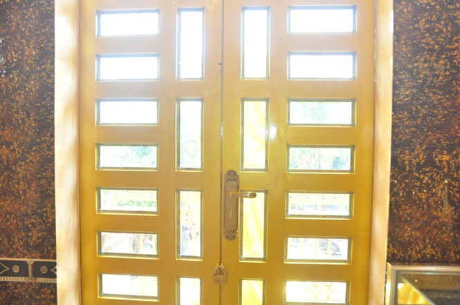 Cửa dát vàng bóng loáng. Ảnh: Tiền phong.