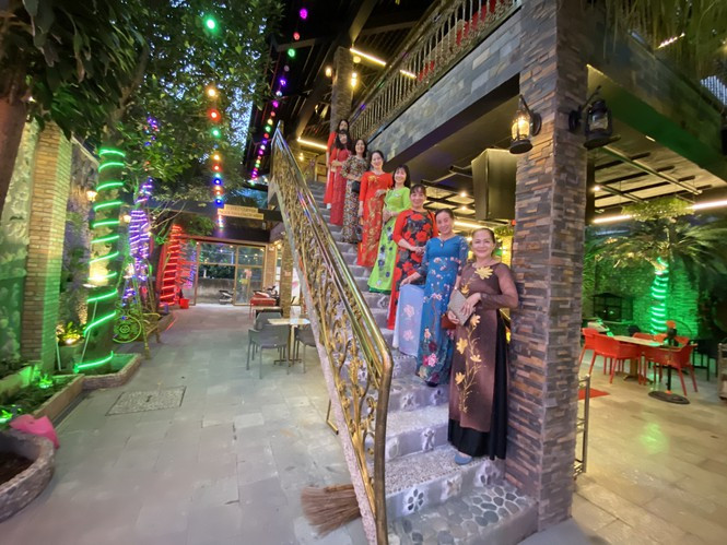 Chủ nhân của ngôi nhà này là anh Nguyễn Văn Trung. Nhà thiết kế 3 tầng, bên trong có nội thất, đồ lưu niệm...đều dát vàng. Ảnh: Tiền phong.