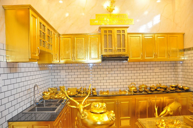 Toàn bộ khu bếp cũng được dát vàng. Ảnh: Tiền phong.