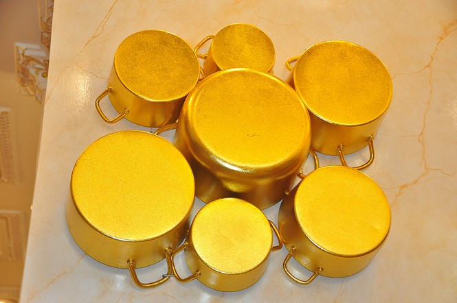 Xoong nồi dát vàng. Ảnh: Tiền phong.