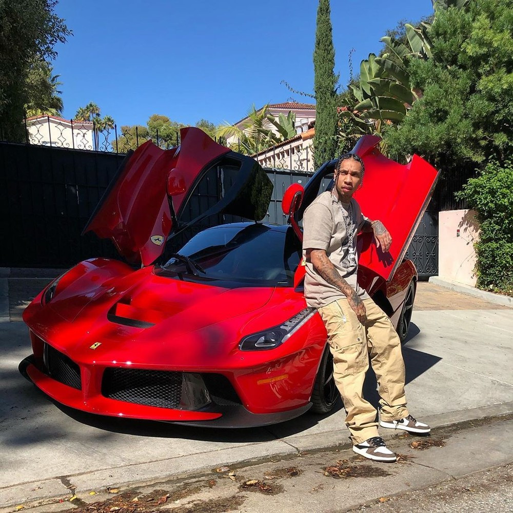 Rapper Tyga cũng nổi tiếng ăn chơi và sành điệu. Anh từng tậu siêu xe Ferrari LaFerrari.